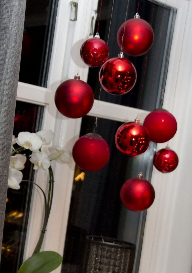 déco-Noël-faire-soi-même-accrocher-fenêtre-boules-rouges