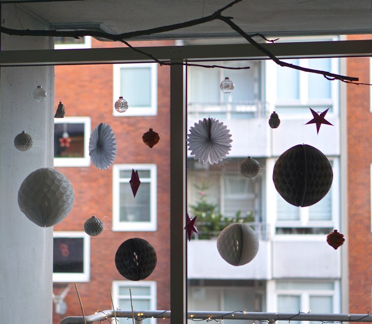 déco-Noël-faire-soi-même-accrocher-fenêtre-boules-étoiles-papier