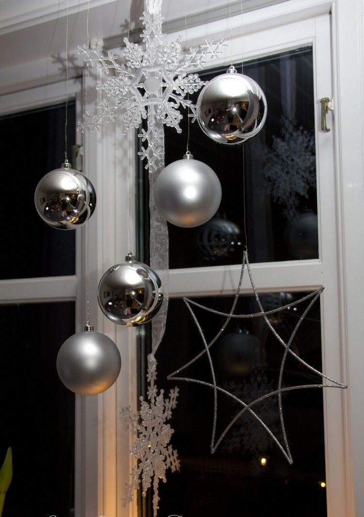 déco-Noël-faire-soi-même-accrocher-fenêtre-flocons-neige-boules
