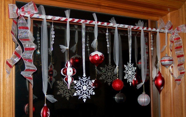 déco-Noël-faire-soi-même-accrocher-fenêtre-tringle-rideaux