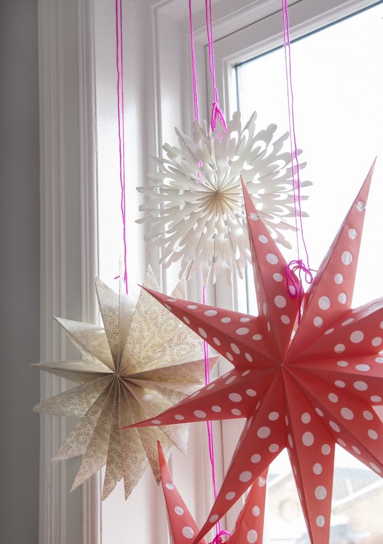 déco de Noël à faire soi-même accrocher fenêtre-étoiles-papier