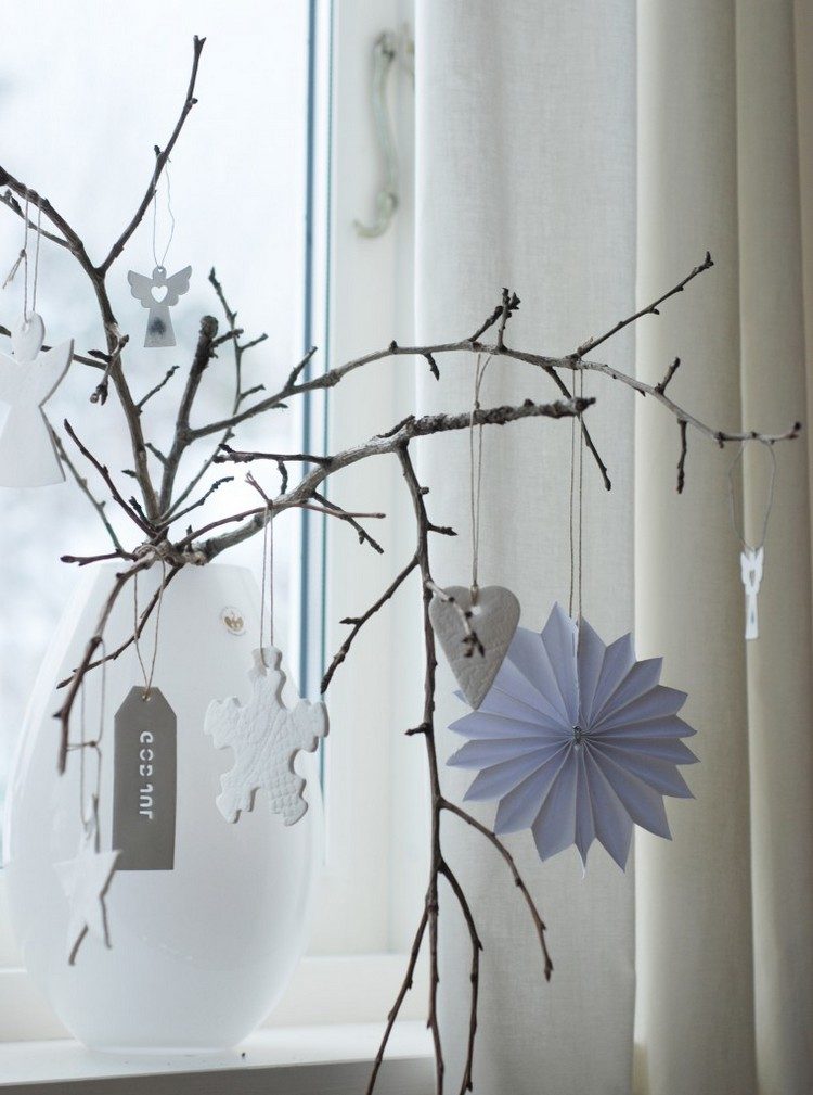 déco-Noël-faire-soi-même-appui-fenêtre-branche-vase-pendentifs-papier