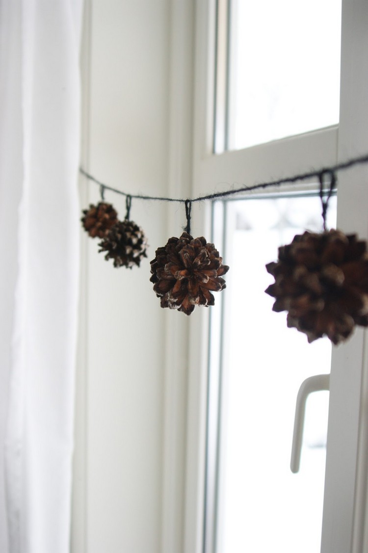 déco-Noël-faire-soi-même-guirlande-cônes-accrocher-fenêtre