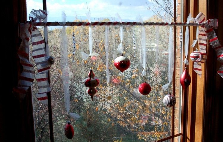 déco-Noël-faire-soi-même-ornements-blanc-rouge-accrocher-fenêtre
