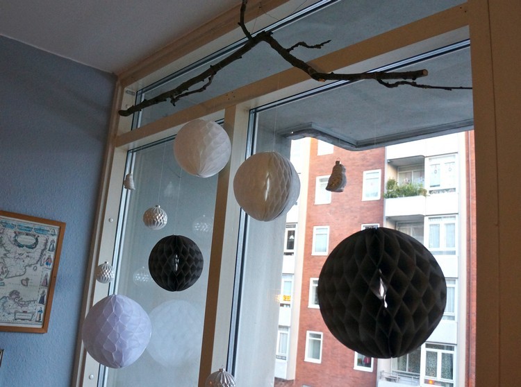 déco-Noël-faire-soi-même-papier-nid-abeilles-accrocher-fenêtre