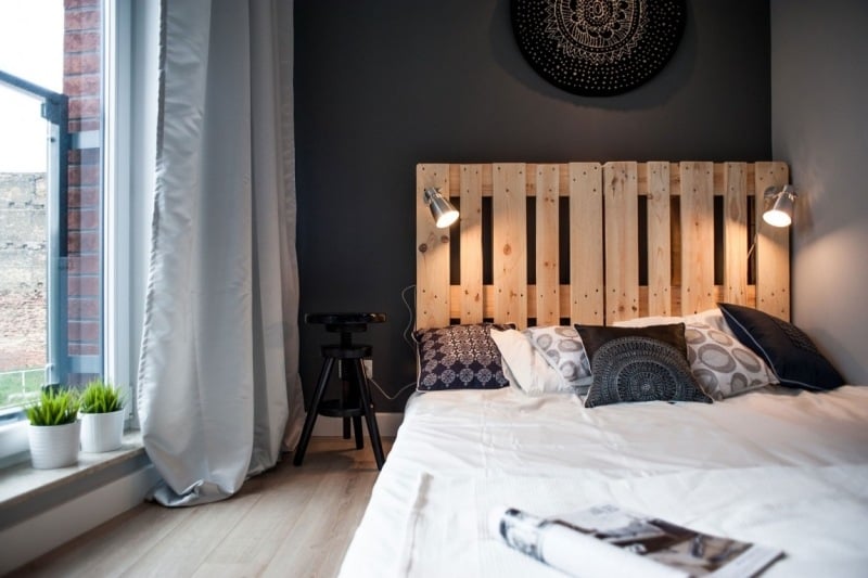 déco-noir-blanc-chambre-lit-bois-massif-literie-blanche-tabouret-noir-design