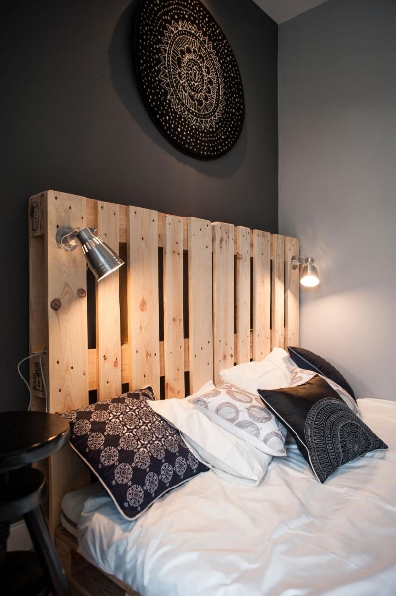 déco-noir-blanc-chambre-murs-gris-lit-bois-massif-coussins-décoratifs-assortis