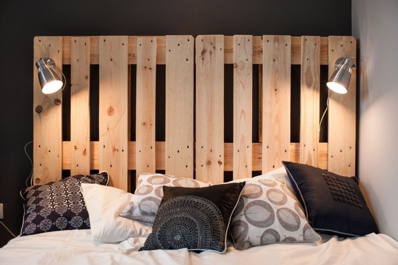 déco-noir-blanc-chambre-tête-lit-bois-massif-coussins-décoratifs-motifs