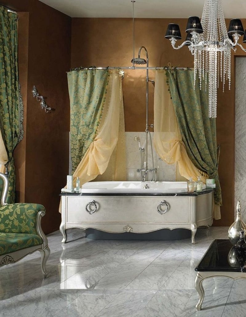déco-salle-bain-romantique-anciennne-rideaux-baignoire-tissu-lustre-baroque