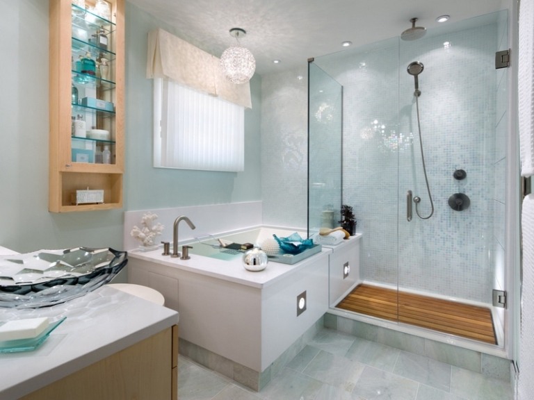 déco-salle-bain-romantique-blanc-bleu-accents-bois-mosaique-murale