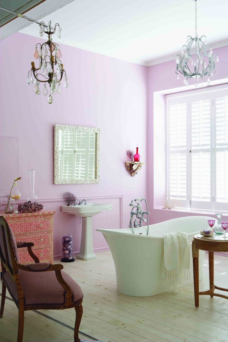 déco-salle-bain-romantique-murs-rose-accents-vert-pâle-lustres-cristaux