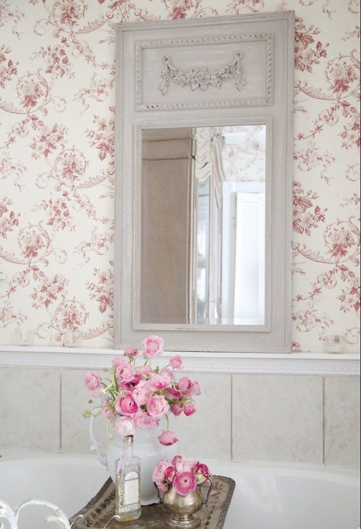 déco-salle-bain-romantique-papier-peint-vintage-fleurs-roses