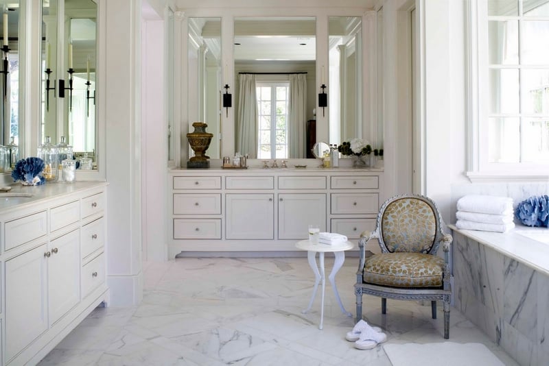 déco salle de bain romantique sol-tablier-baingoire-marbre-blanc