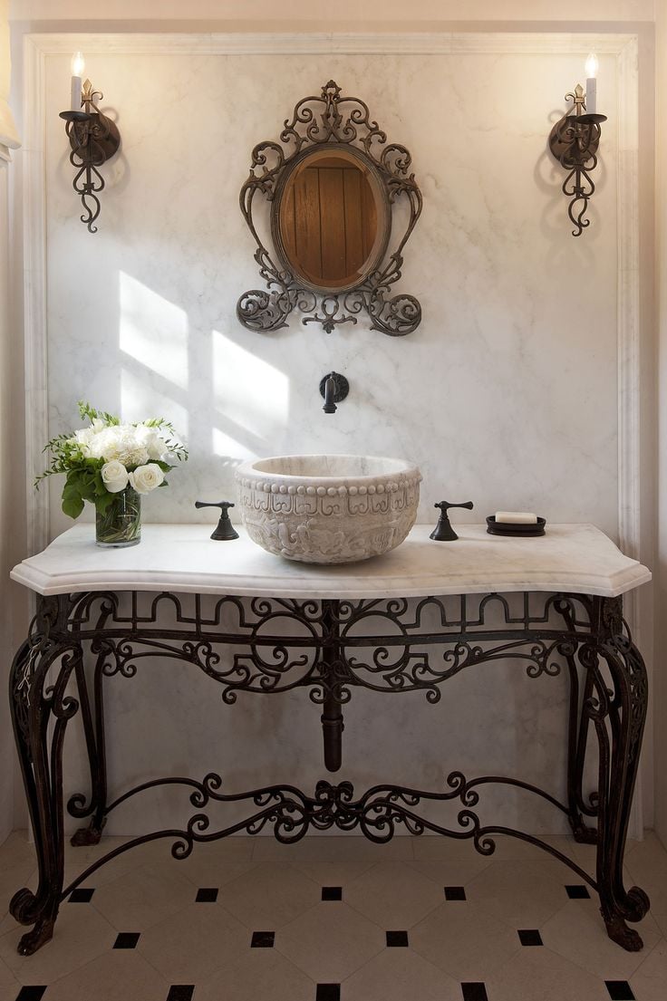 déco-salle-bain-romantique-vasque-antique-pierre-pieds-cadre-fer-forgé