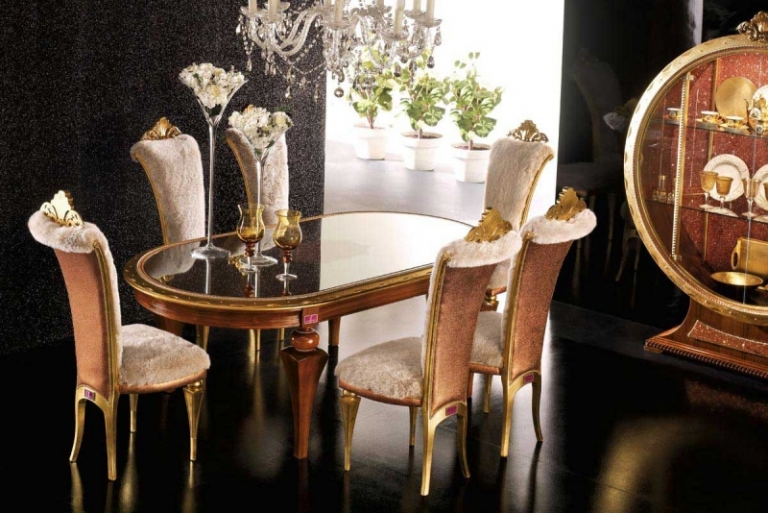 déco-salle-manger-noir-doré-chaises-néo-baroques
