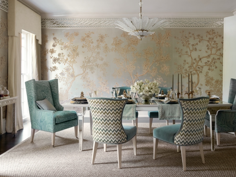 déco-salle-manger-or-argent-papiers-peint-motifs-dorés-chaises-bleu