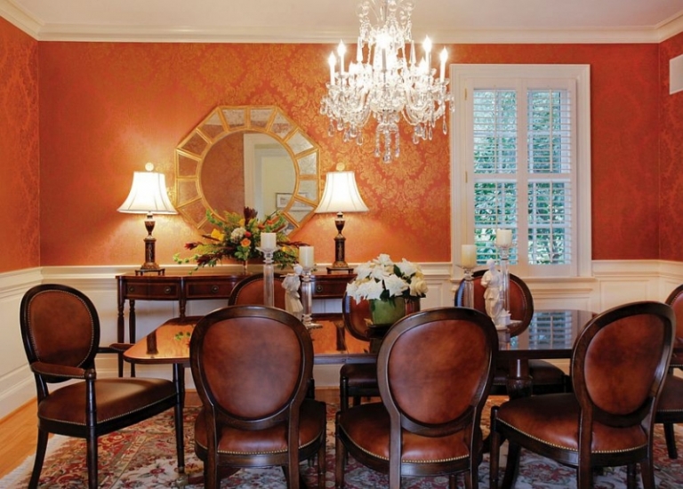 déco-salle-manger-orange-marron-papiers-peints-motifs-dorés
