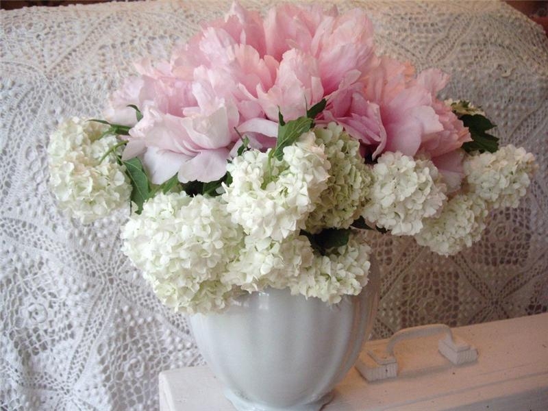décoration-vintage-fleurs-blanches-roses-pot-fibre-blanc