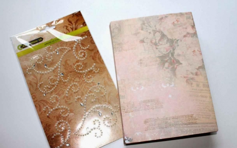 décoration-vintage-journal-intime-rose-motifs-fleurs
