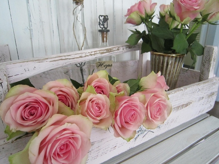 décoration-vintage-roses-bac-bois-blanc-cérusé