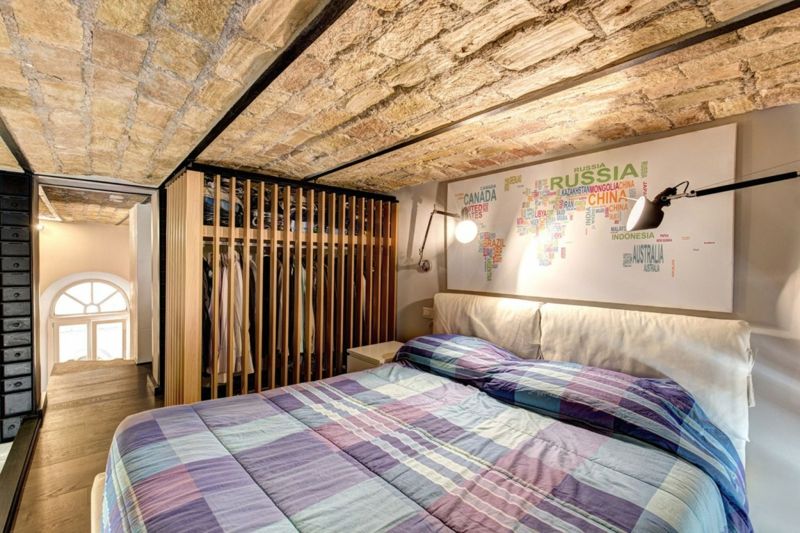 enduit-chaux-chambre-coucher-plafond-pierre-naturelle-armoire-lamellée