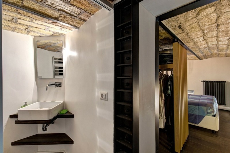 enduit-chaux-chambre-coucher-toilettes-plafond-méditerranéen-pierre