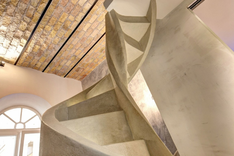 enduit-chaux-décoratif-plafond-pierre-naturelle-escalier-vis-béton