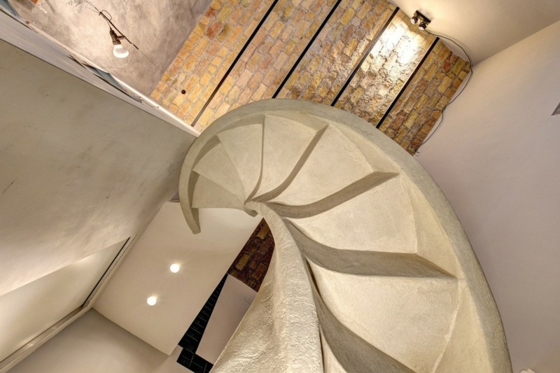 enduit-chaux-escalier-colimaçon-béton-plafond-voûté-pierre-beige