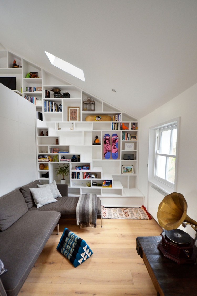 escalier bibliothèque blanc-moderne-salon-canape-gris