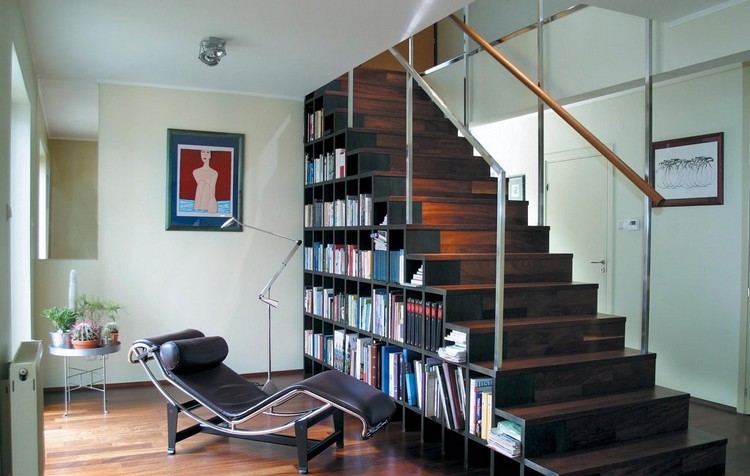 escalier bibliothèque bois-brun-chaise-longue-cuir-noir