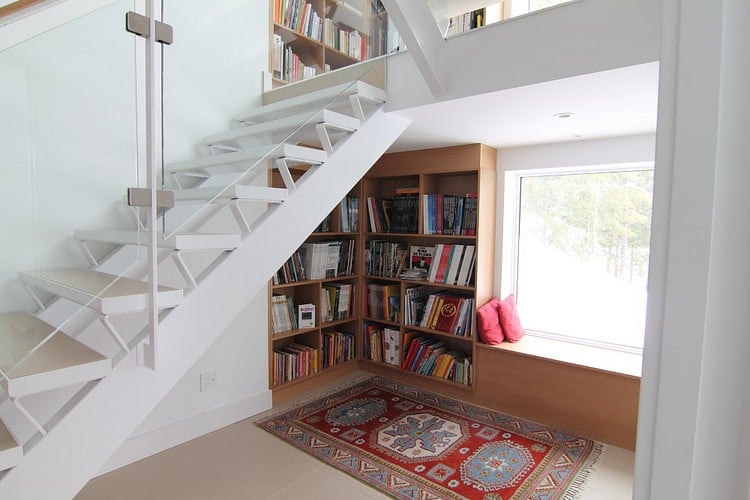 escalier bibliothèque bois-coin-lecture-coussins-tapis