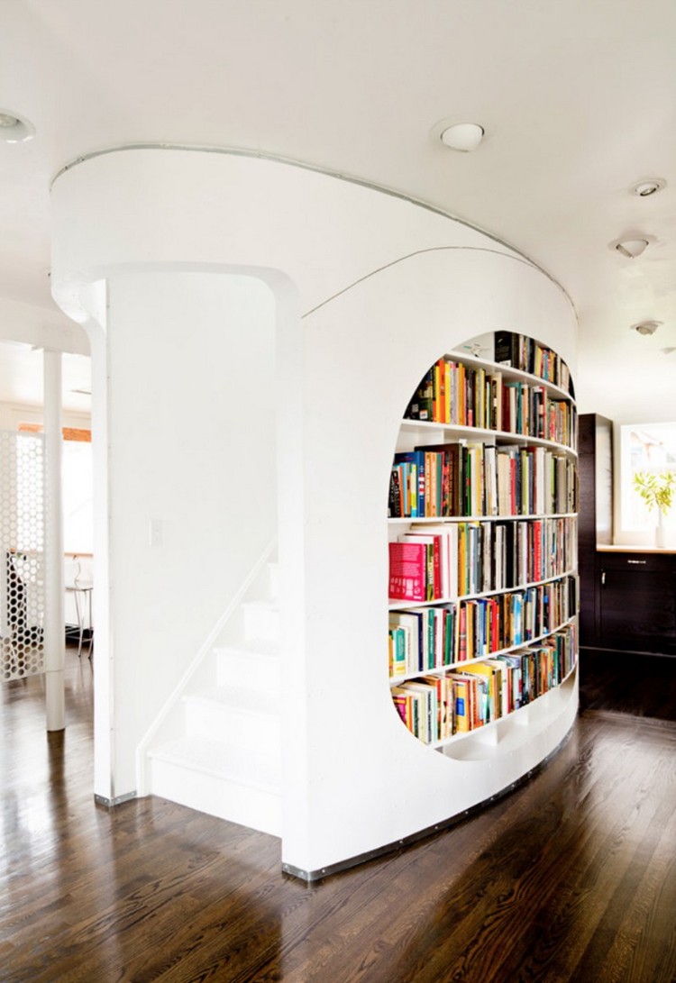 escalier bibliothèque etageres-encastrees-mur-escalier-blanc