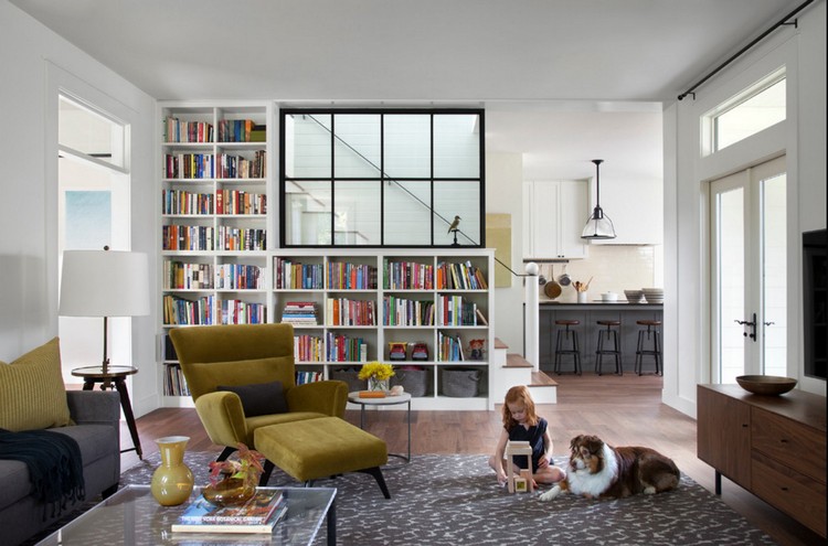 escalier bibliothèque moderne-salon-tapis-gris-fauteuil-vert