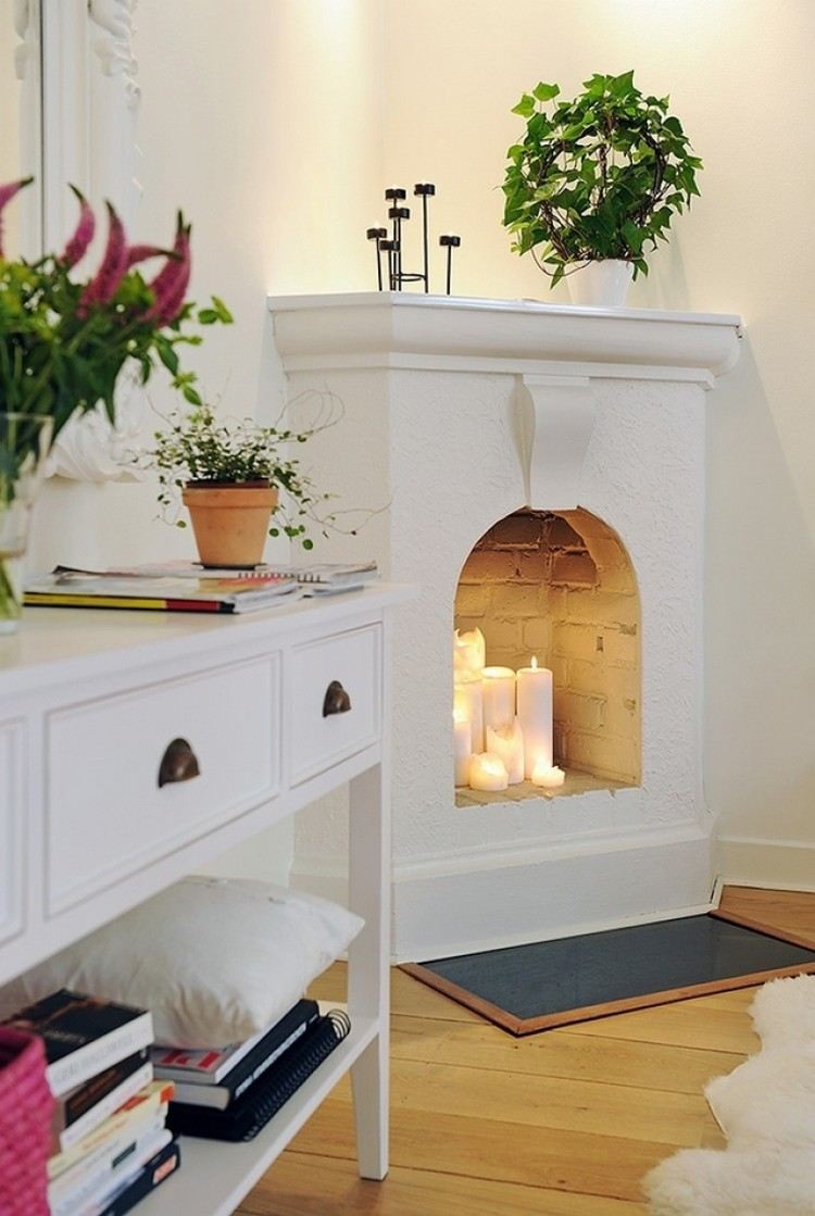 fausse-cheminee-decorative-blanche-briques-bougies-cylindriques-deco-lierre