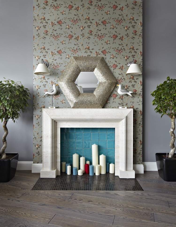 fausse-cheminee-decorative-blanche-carreaux-bleus-bougies-cylindriques-miroir-hexagonal