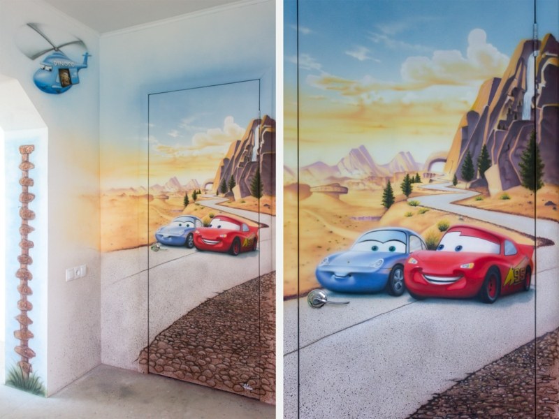 fresque-murale-chambre-enfant-film-quatre-roues-voitures-rouge-bleu
