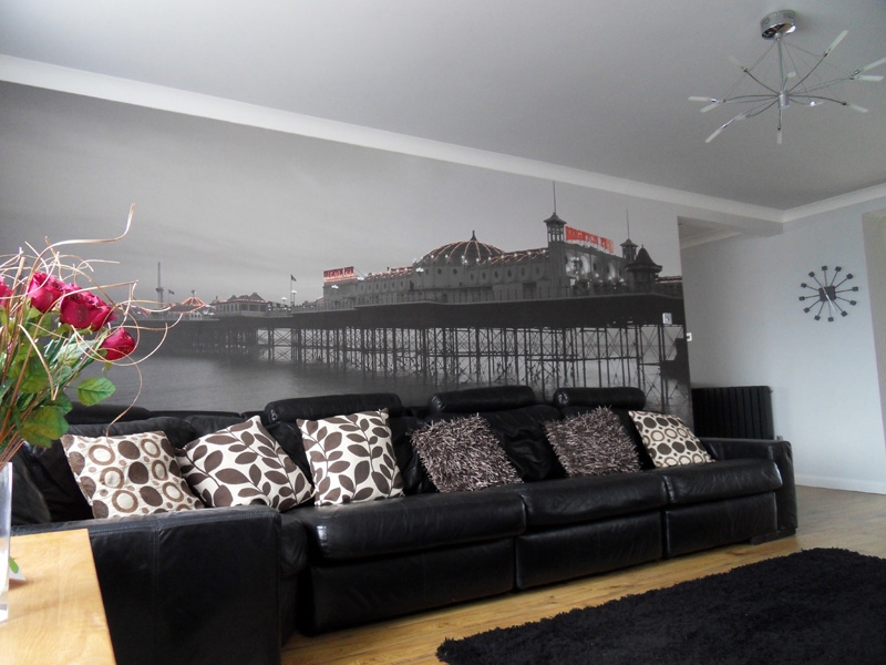 grand-poster-mural-noir-blanc-accents-rouges-quai-Brighton-pier