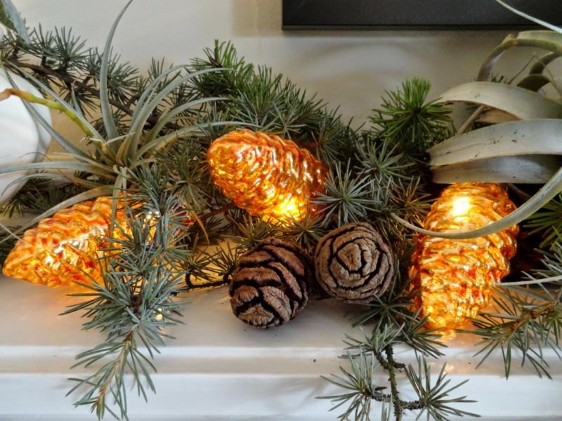 guirlande lumineuse Noël composition-branches-conifere-spommes-coniferes-boules-noel-verre-orange
