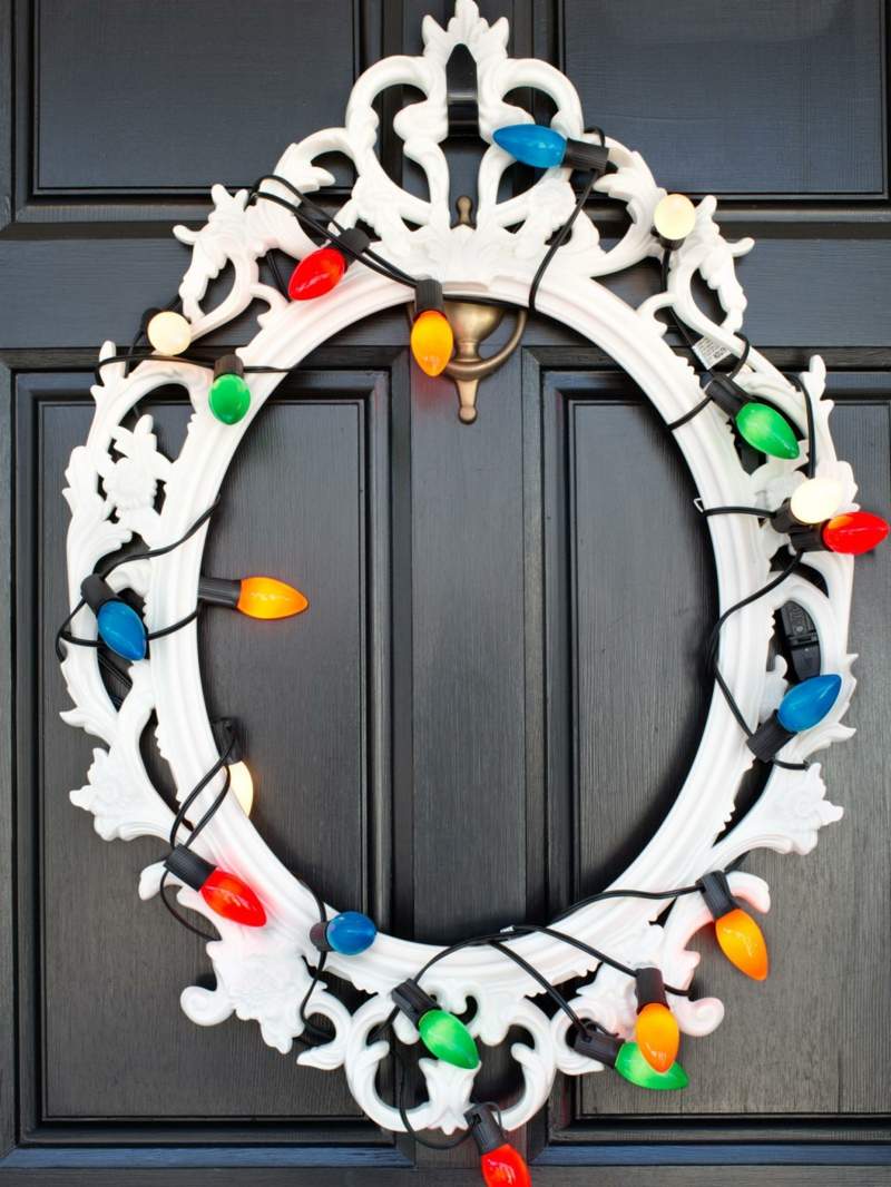 guirlande lumineuse Noël couronne-porte-entree-cadre-miroir-blanc