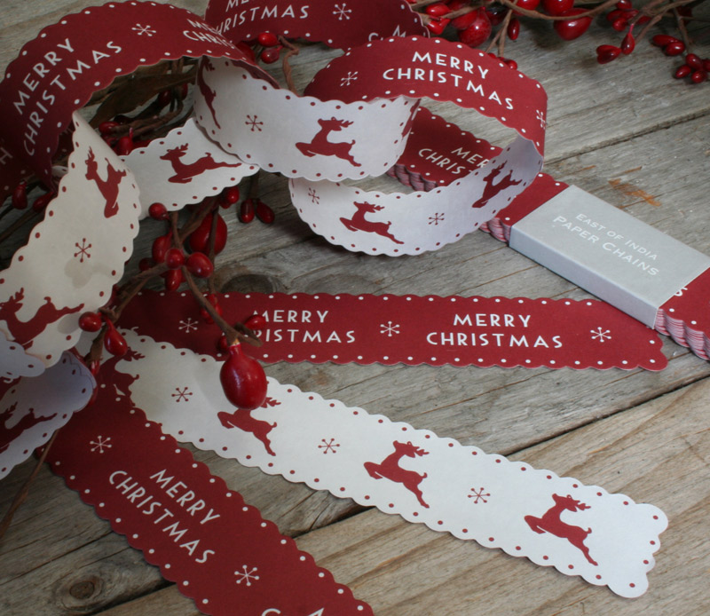 guirlande-noel-papier-chaine-noel-papier-blanc-rouge-motif-cerfs guirlande de Noël en papier