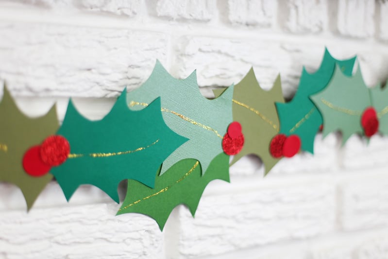 guirlande-noel-papier-feuilles-baies-houx guirlande de Noël en papier