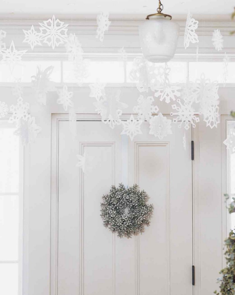 guirlande-noel-papier-flocons-neige-blancs-porte-entree guirlande de Noël en papier