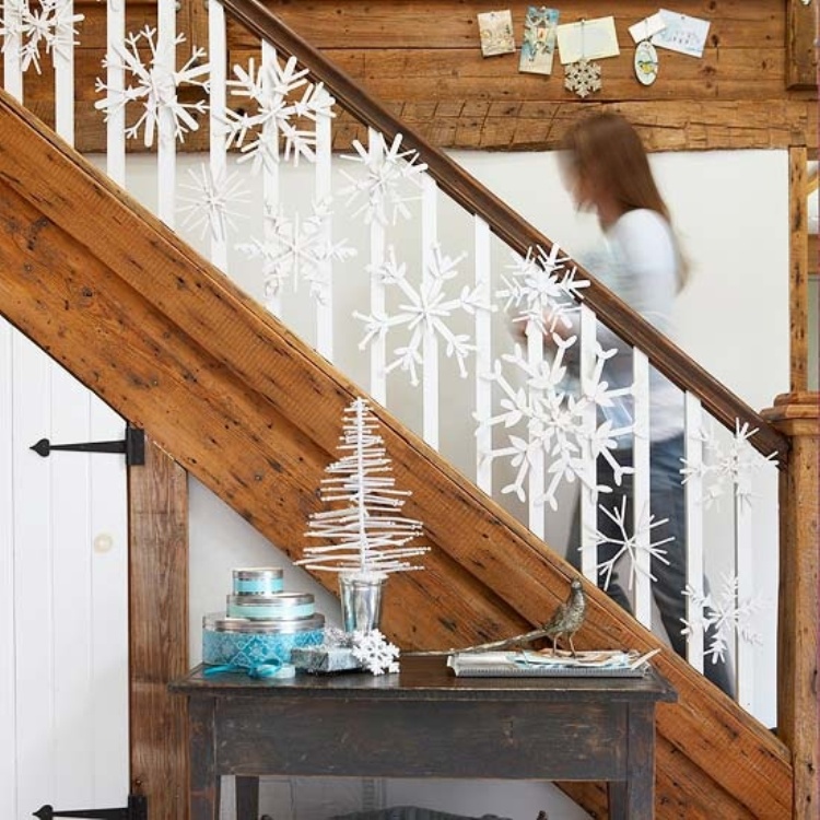 guirlande-noel-papier-grands-flocons-neige-papier-blanc-escalier