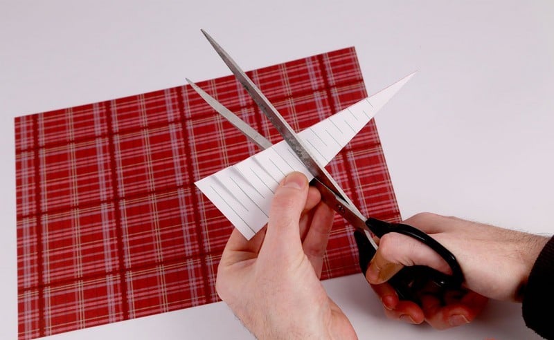 guirlande-noel-papier-sapin-noel-lignes-pointillees-couper guirlande de Noël en papier