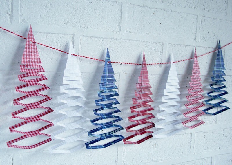 guirlande-noel-papier-sapins-papier-corde-blanc-rouge guirlande de Noël en papier