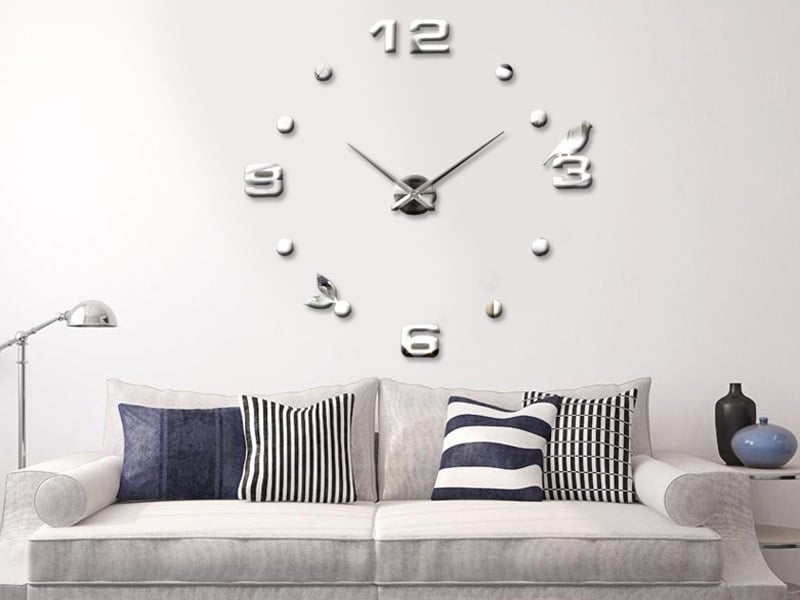 horloge-murale-design-original-coller-mur-canapé-blanc-cassé