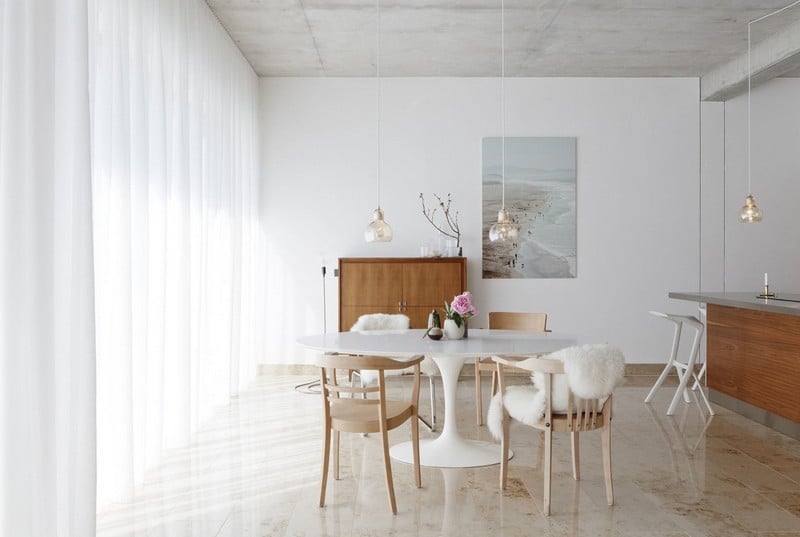 idee-deco-salle-manger-blanche-table-tulipe-chaises-bois-claur-tableau-plage idée déco salle à manger