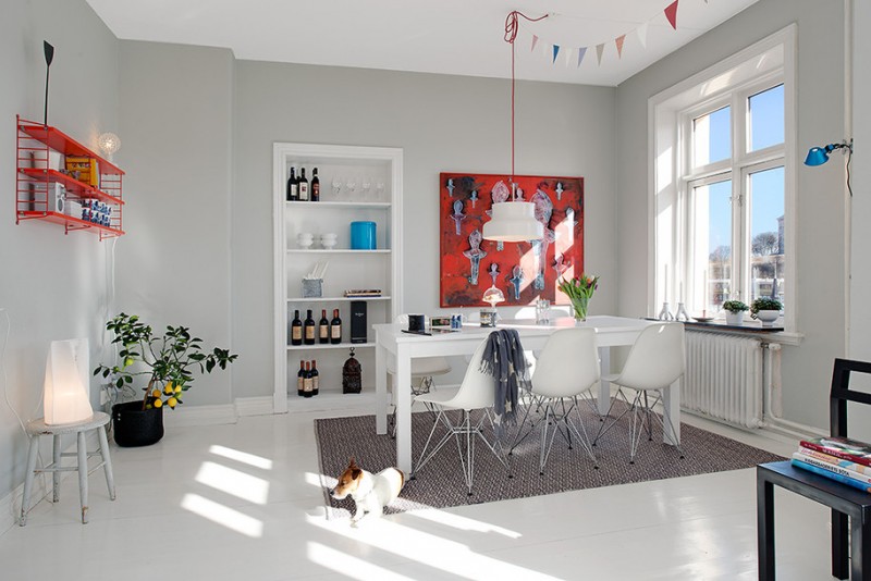 idee-deco-salle-manger-blanche-tableau-rouge-table-blanche-chaises-eames-blanches