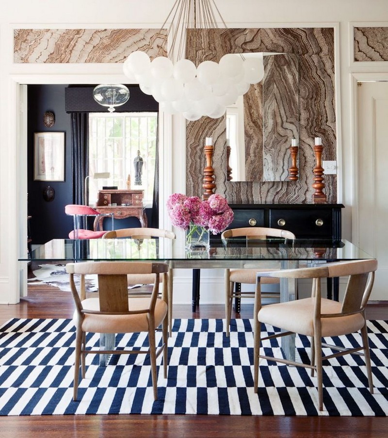 idee-deco-salle-manger-panneaux-imitation-onyx-table-verre-tapis-blanc-bleu idée déco salle à manger