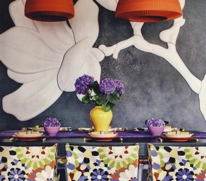 idee-deco-salle-manger-peinture-murale-grise-dessin-fleur-blanche-ssupensions-orange-tapisserie-chaises-bariolee